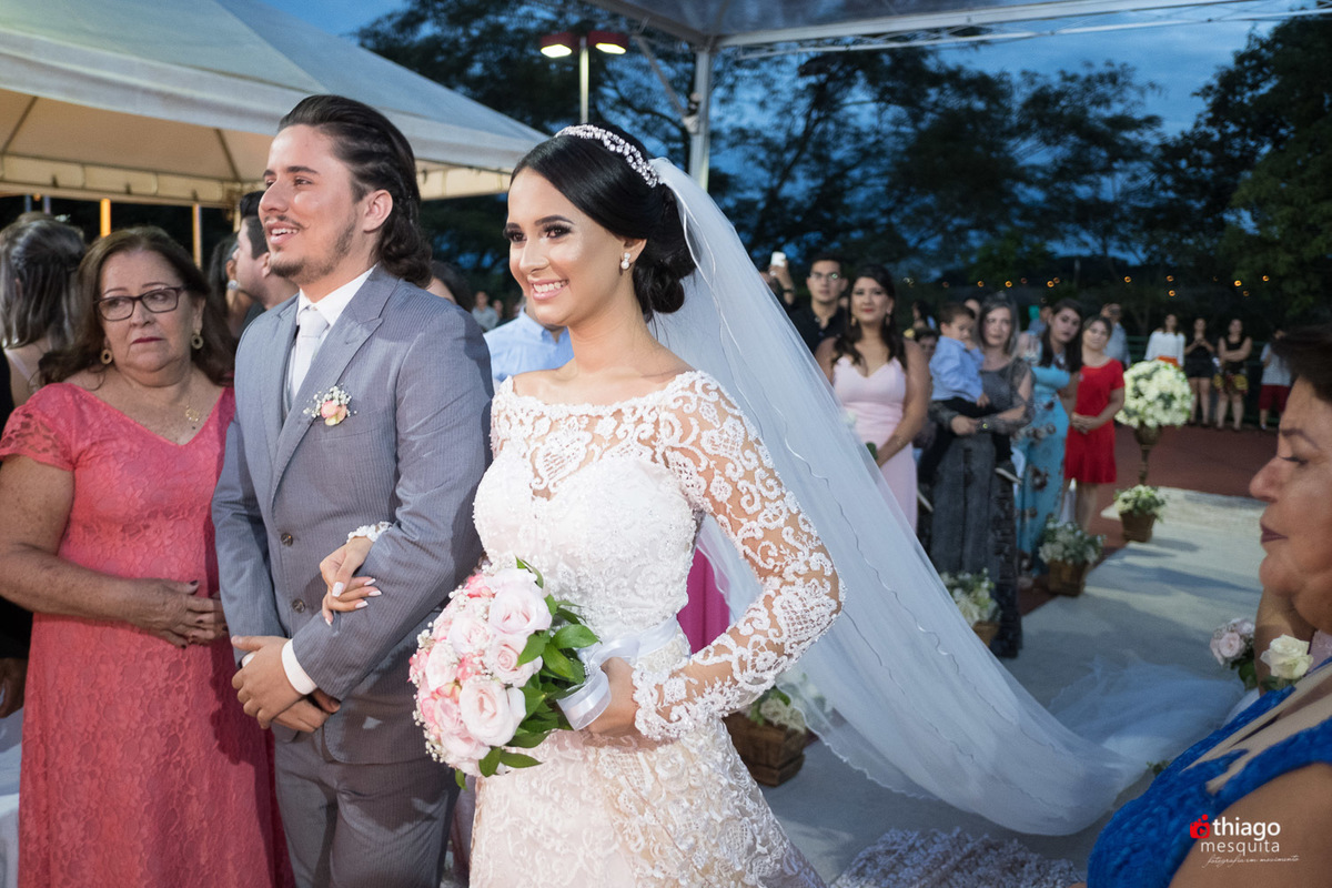 Thiago Mesquita fotografia fazendo a cobertura do casamento de Yara e Silvinho, baterista da dupla Henrique e Juliano, em Itumbiara Goiás. Cerimônia no Palácio das Águas