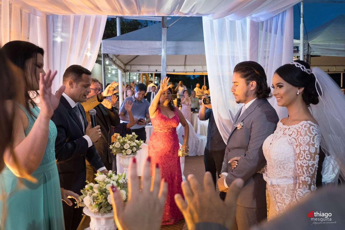Thiago Mesquita fotografia fazendo a cobertura do casamento de Yara e Silvinho, baterista da dupla Henrique e Juliano, em Itumbiara Goiás. Cerimônia no Palácio das Águas