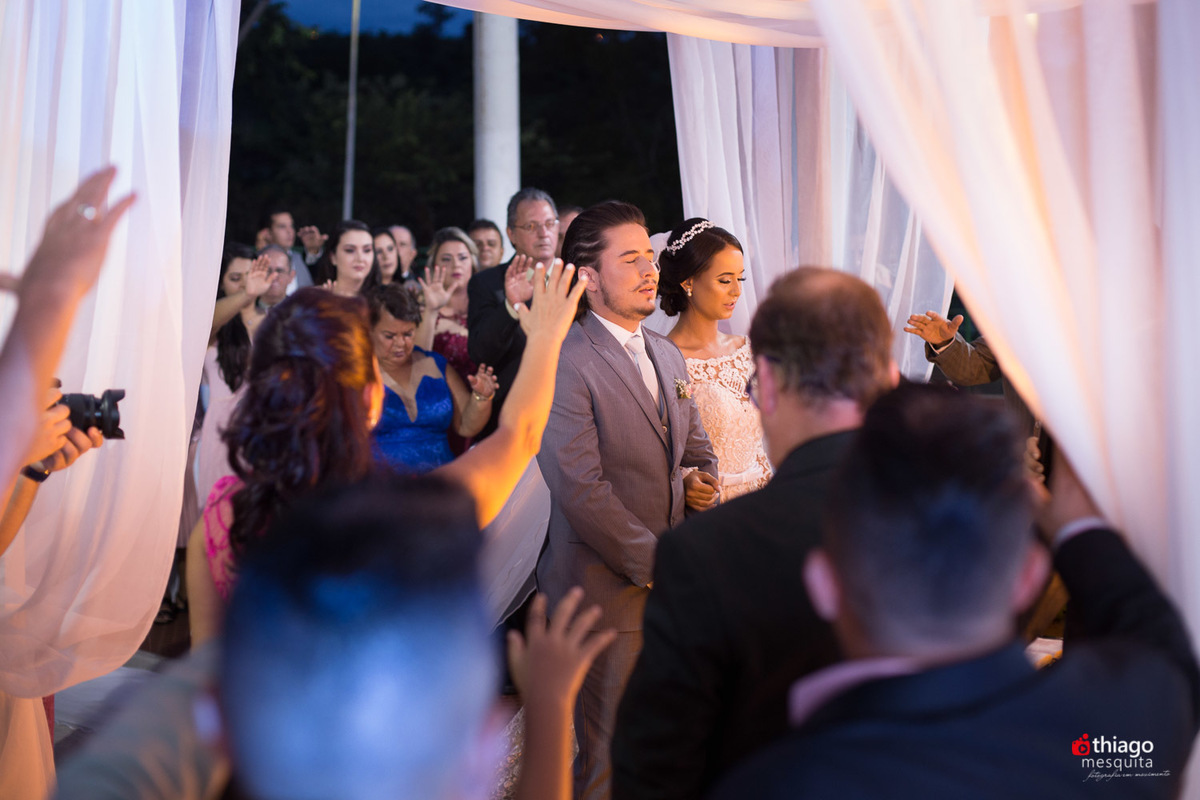 Thiago Mesquita fotografia fazendo a cobertura do casamento de Yara e Silvinho, baterista da dupla Henrique e Juliano, em Itumbiara Goiás. Cerimônia no Palácio das Águas