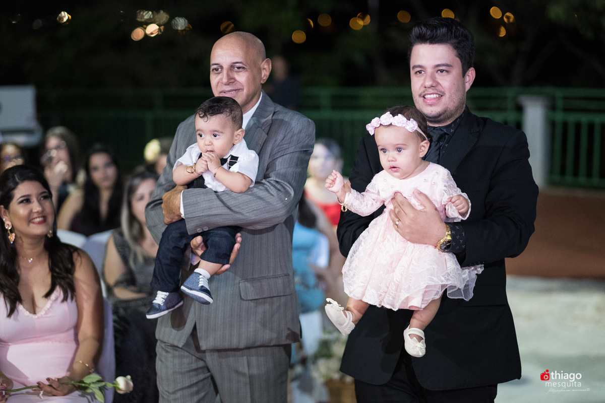 Thiago Mesquita fotografia fazendo a cobertura do casamento de Yara e Silvinho, baterista da dupla Henrique e Juliano, em Itumbiara Goiás. Cerimônia no Palácio das Águas