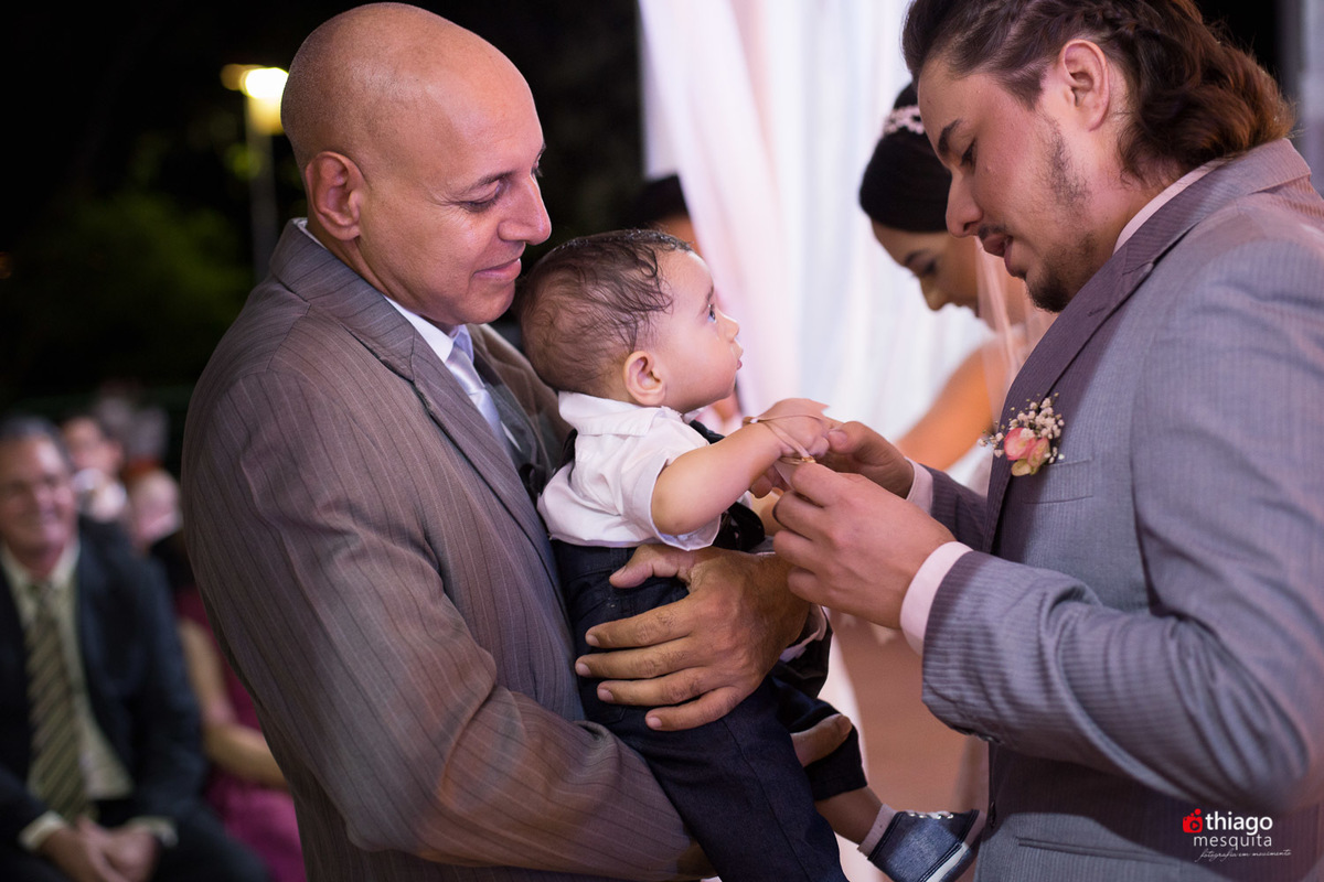 Thiago Mesquita fotografia fazendo a cobertura do casamento de Yara e Silvinho, baterista da dupla Henrique e Juliano, em Itumbiara Goiás. Cerimônia no Palácio das Águas