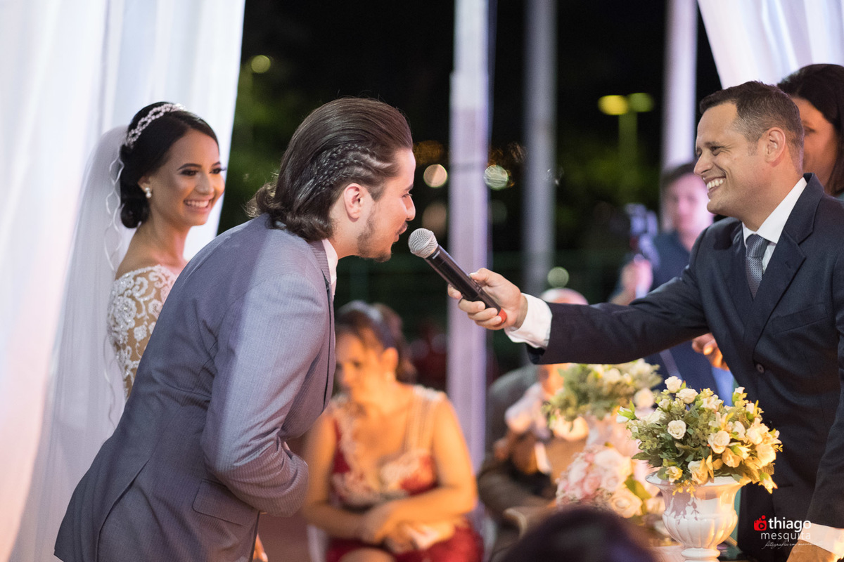 Thiago Mesquita fotografia fazendo a cobertura do casamento de Yara e Silvinho, baterista da dupla Henrique e Juliano, em Itumbiara Goiás. Cerimônia no Palácio das Águas