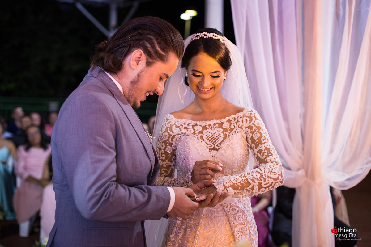 Thiago Mesquita fotografia fazendo a cobertura do casamento de Yara e Silvinho, baterista da dupla Henrique e Juliano, em Itumbiara Goiás. Cerimônia no Palácio das Águas
