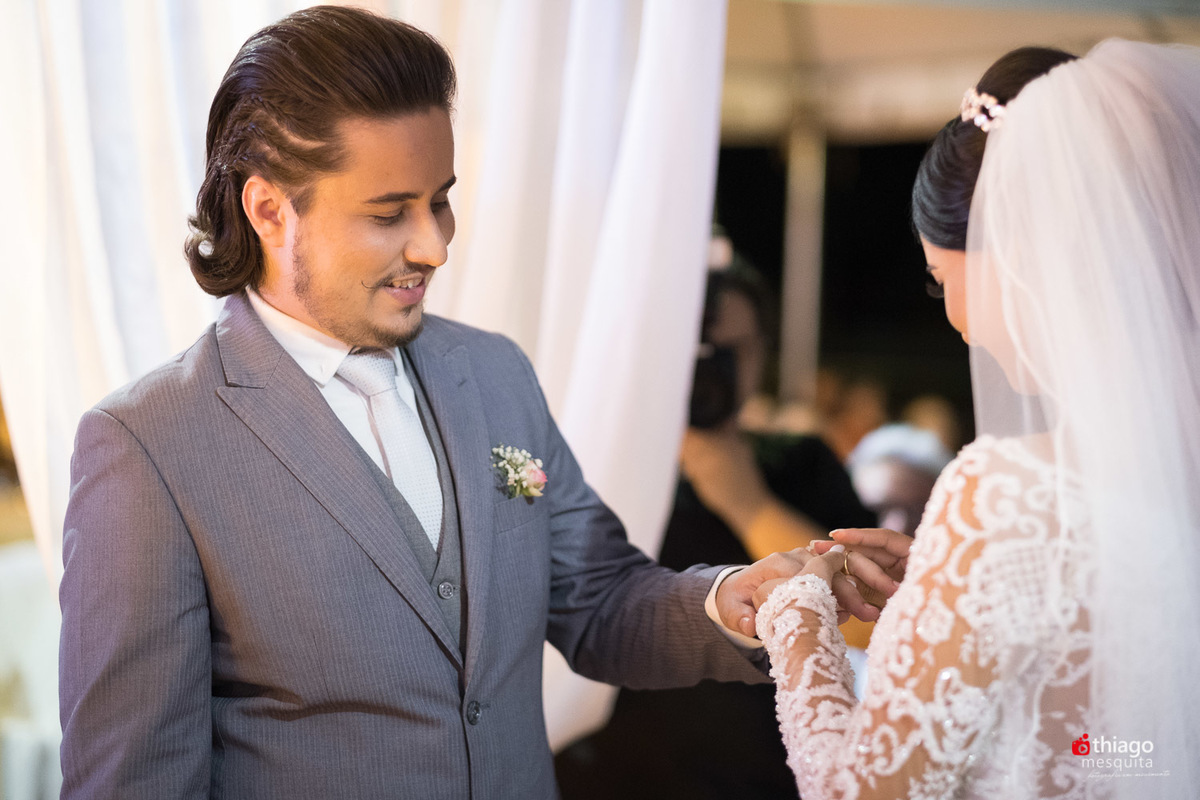 Thiago Mesquita fotografia fazendo a cobertura do casamento de Yara e Silvinho, baterista da dupla Henrique e Juliano, em Itumbiara Goiás. Cerimônia no Palácio das Águas