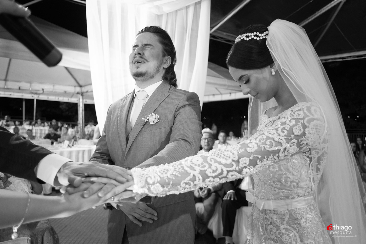 Thiago Mesquita fotografia fazendo a cobertura do casamento de Yara e Silvinho, baterista da dupla Henrique e Juliano, em Itumbiara Goiás. Cerimônia no Palácio das Águas