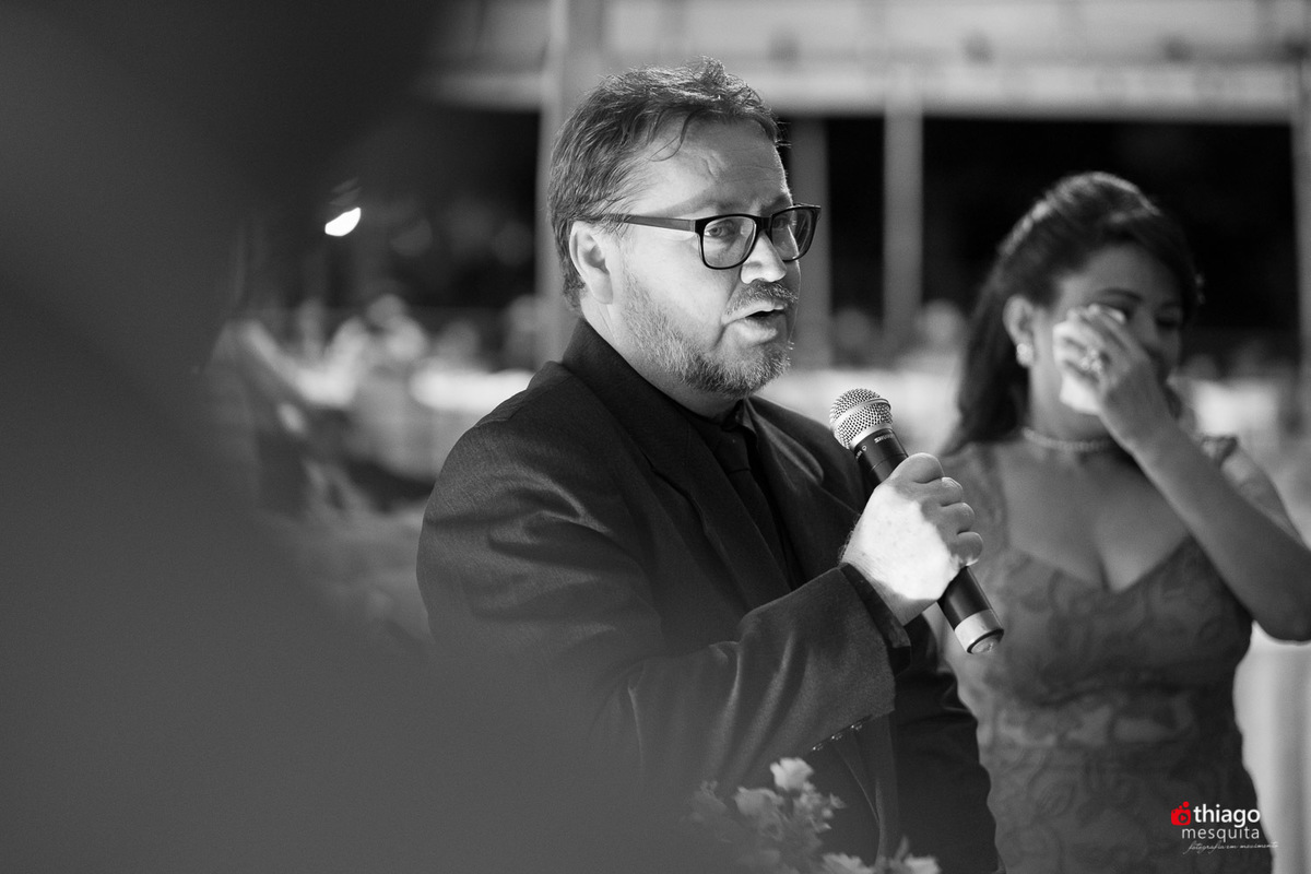 Thiago Mesquita fotografia fazendo a cobertura do casamento de Yara e Silvinho, baterista da dupla Henrique e Juliano, em Itumbiara Goiás. Cerimônia no Palácio das Águas