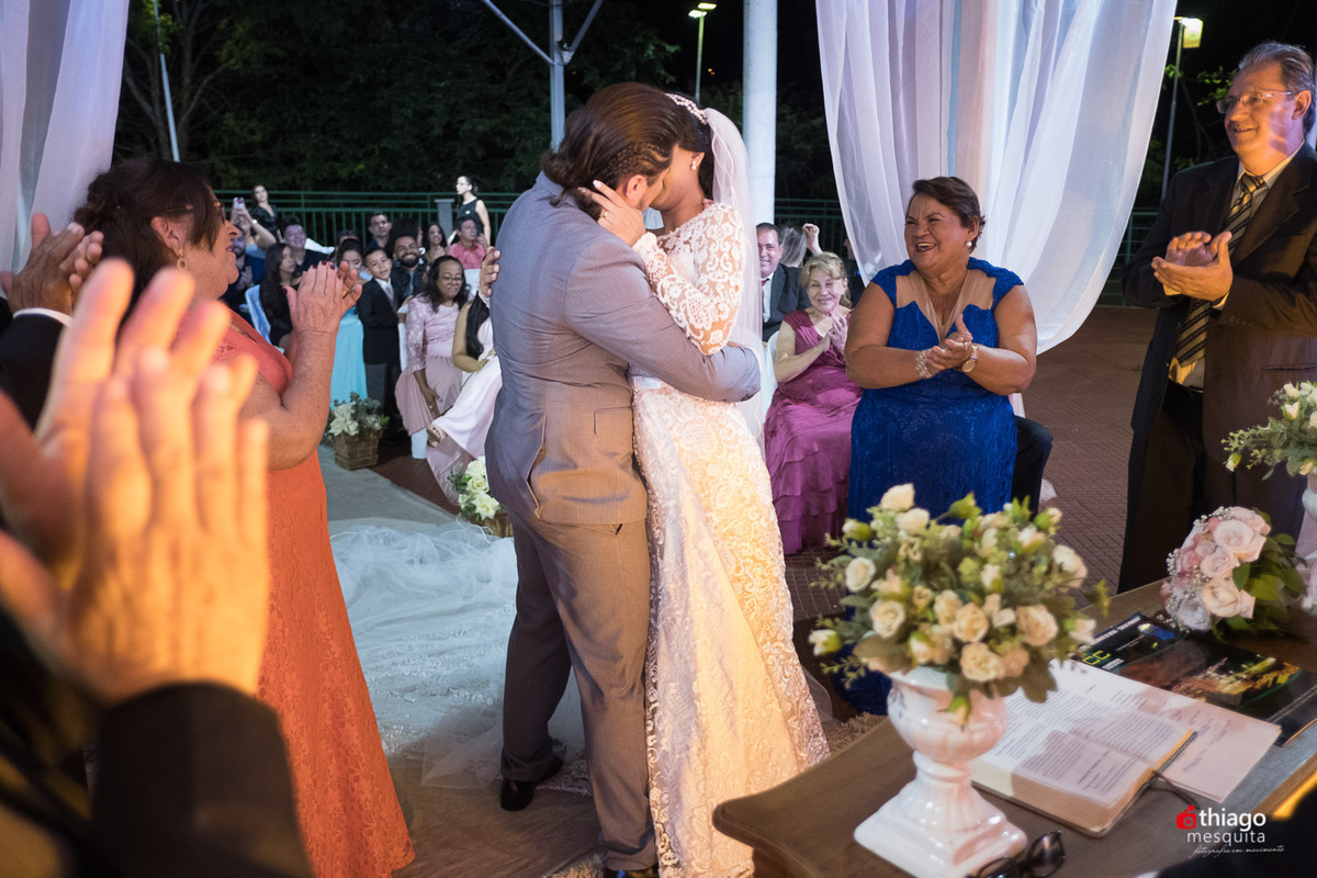 Thiago Mesquita fotografia fazendo a cobertura do casamento de Yara e Silvinho, baterista da dupla Henrique e Juliano, em Itumbiara Goiás. Cerimônia no Palácio das Águas
