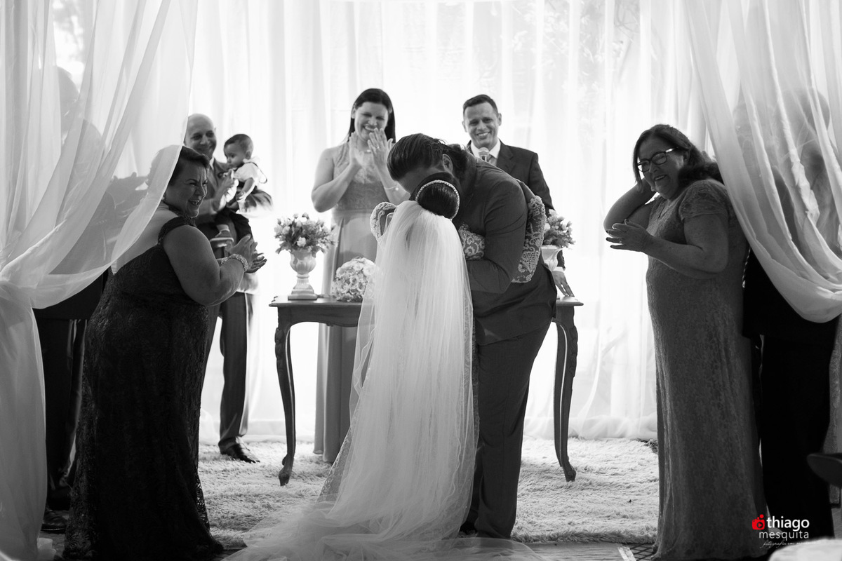 Thiago Mesquita fotografia fazendo a cobertura do casamento de Yara e Silvinho, baterista da dupla Henrique e Juliano, em Itumbiara Goiás. Cerimônia no Palácio das Águas