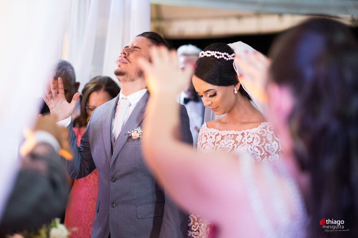 Thiago Mesquita fotografia fazendo a cobertura do casamento de Yara e Silvinho, baterista da dupla Henrique e Juliano, em Itumbiara Goiás. Cerimônia no Palácio das Águas