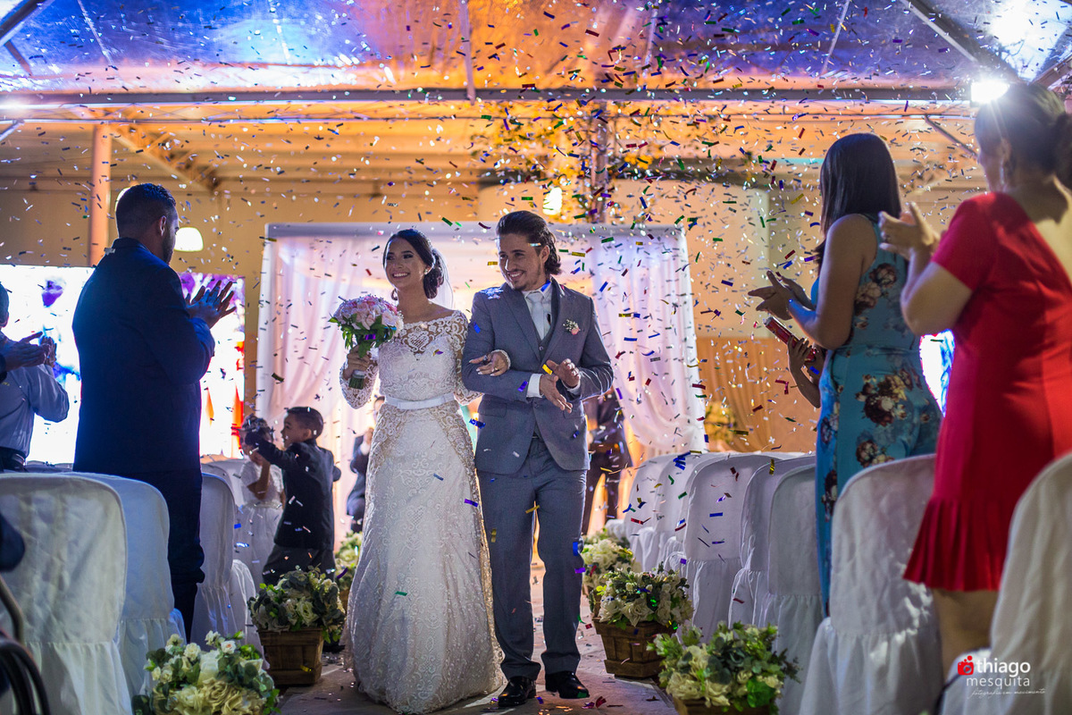 Thiago Mesquita fotografia fazendo a cobertura do casamento de Yara e Silvinho, baterista da dupla Henrique e Juliano, em Itumbiara Goiás. Cerimônia no Palácio das Águas