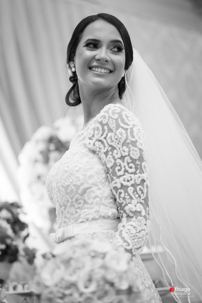 Thiago Mesquita fotografia fazendo a cobertura do casamento de Yara e Silvinho, baterista da dupla Henrique e Juliano, em Itumbiara Goiás. Cerimônia no Palácio das Águas