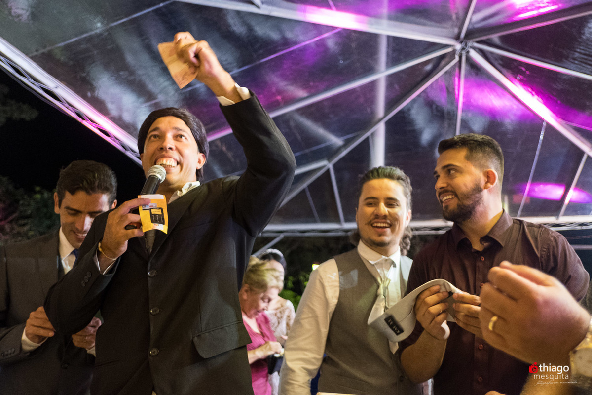 Thiago Mesquita fotografia fazendo a cobertura do casamento de Yara e Silvinho, baterista da dupla Henrique e Juliano, em Itumbiara Goiás. Cerimônia no Palácio das Águas