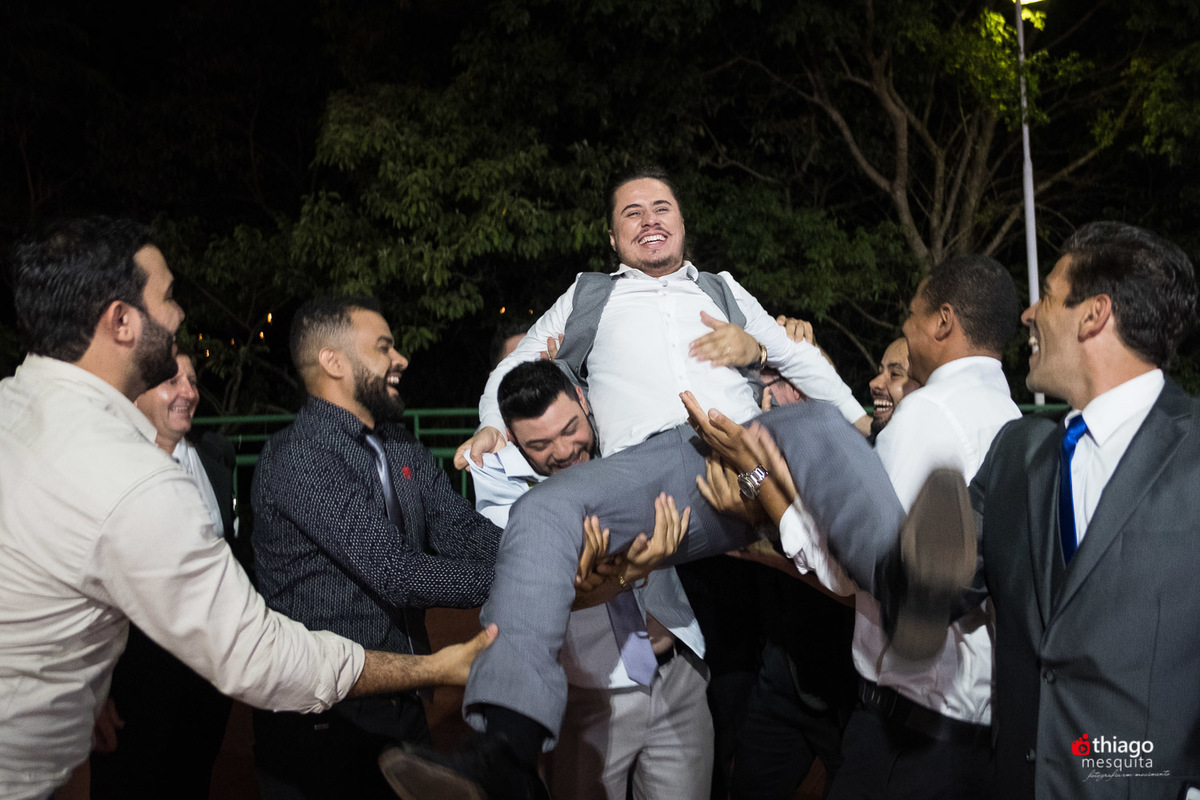 Thiago Mesquita fotografia fazendo a cobertura do casamento de Yara e Silvinho, baterista da dupla Henrique e Juliano, em Itumbiara Goiás. Cerimônia no Palácio das Águas