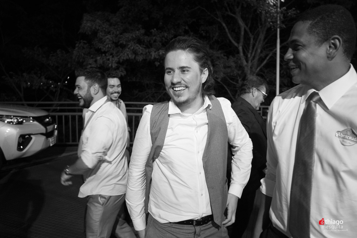 Thiago Mesquita fotografia fazendo a cobertura do casamento de Yara e Silvinho, baterista da dupla Henrique e Juliano, em Itumbiara Goiás. Cerimônia no Palácio das Águas