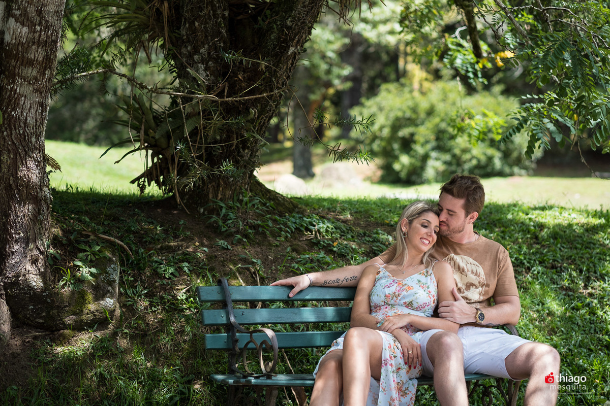 casal no banco da praça