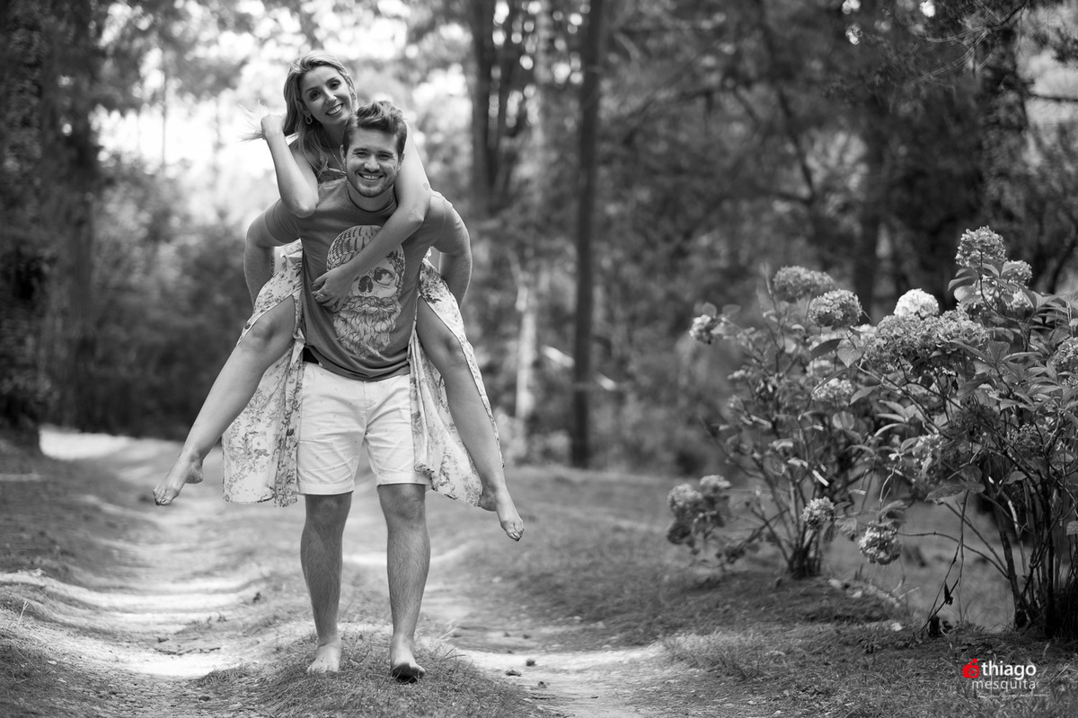 foto em preto e branco pelos caminhos do bosque