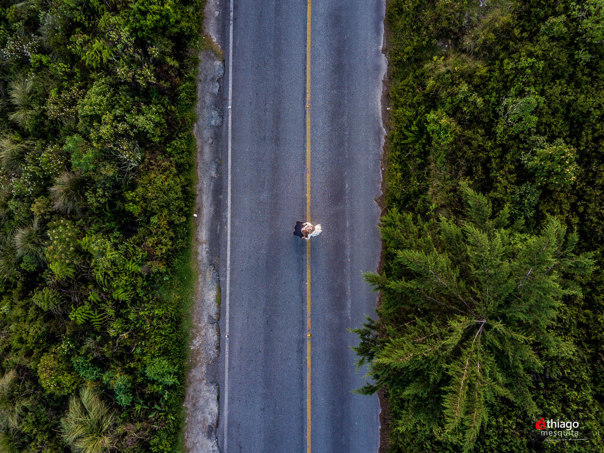 Drone no registro dos noivos na estrada