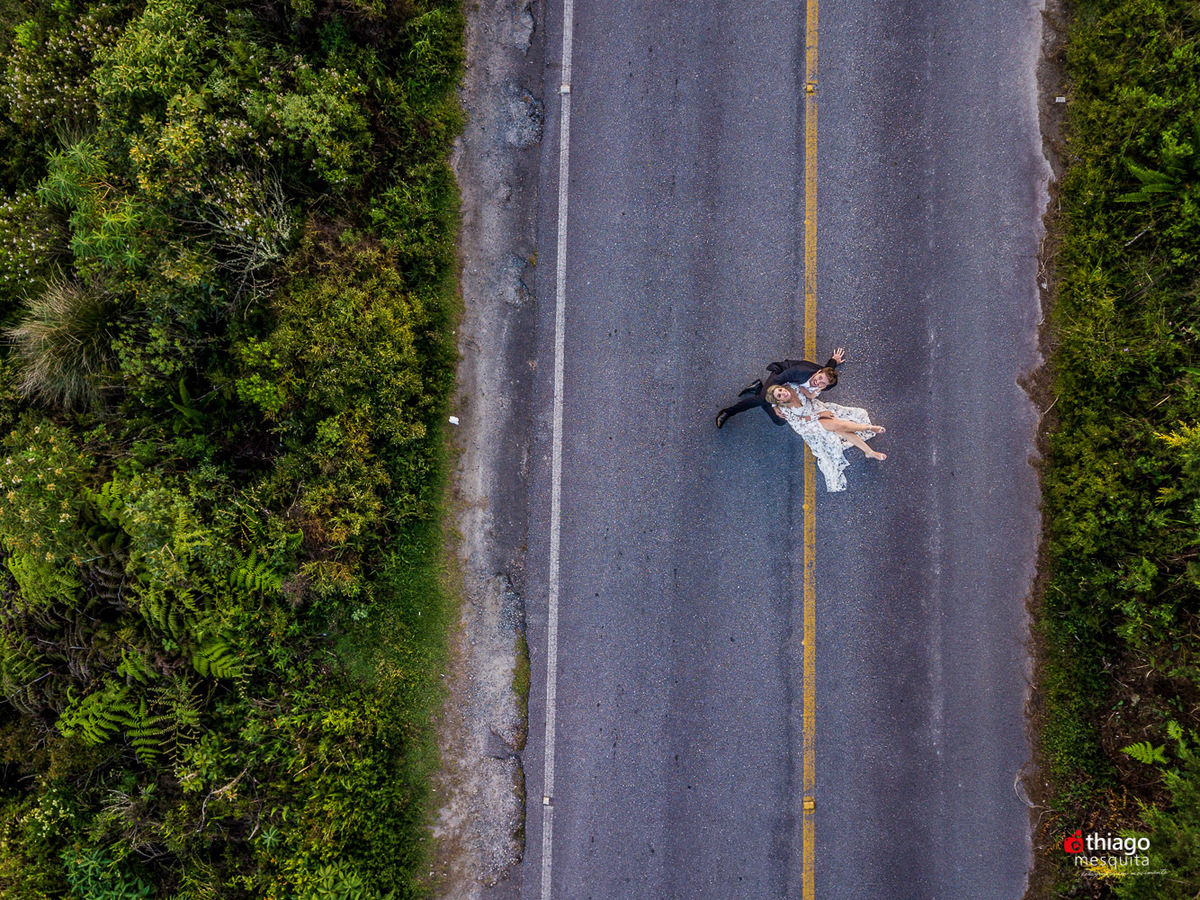 foto area dos noivos na estrada