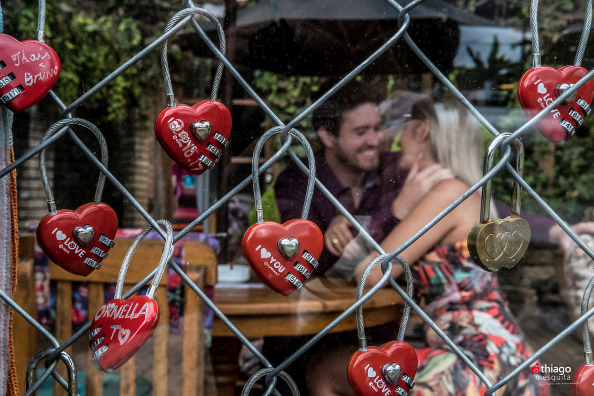 cadeados de coração na grade