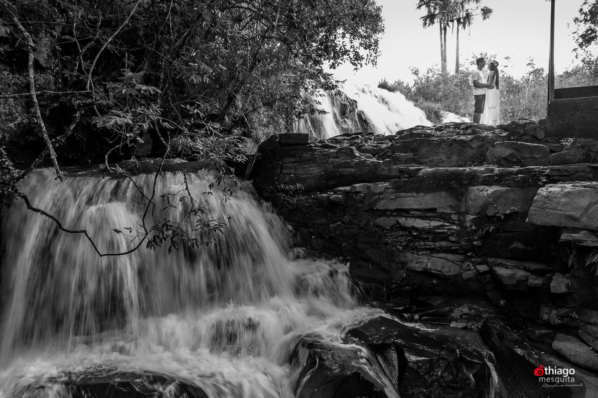 prewedding marina e arthur no solar dos ipes, prata, mg, fotografado por Thiago Mesquita, próximo à uberlândia, na cachoeira. Foto de drone mavic pro dji