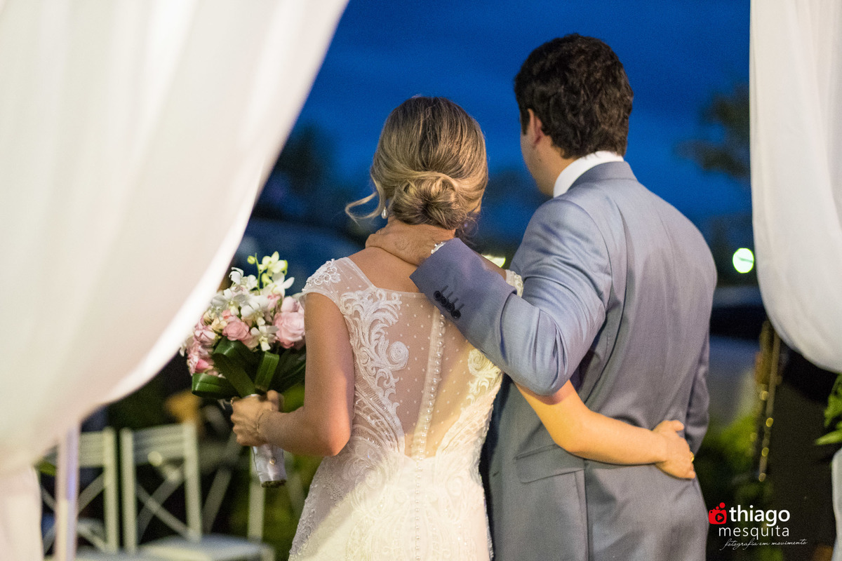 noivos se abraçando no altar