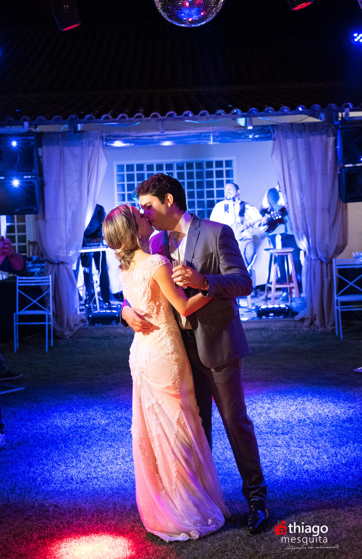 close ao beijo dos noivos na festa