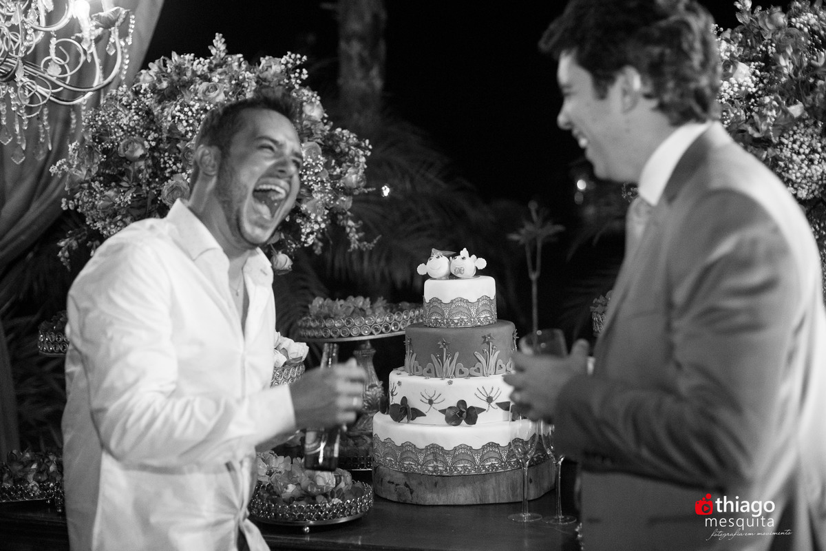 noivo curtindo com os amigos na festa