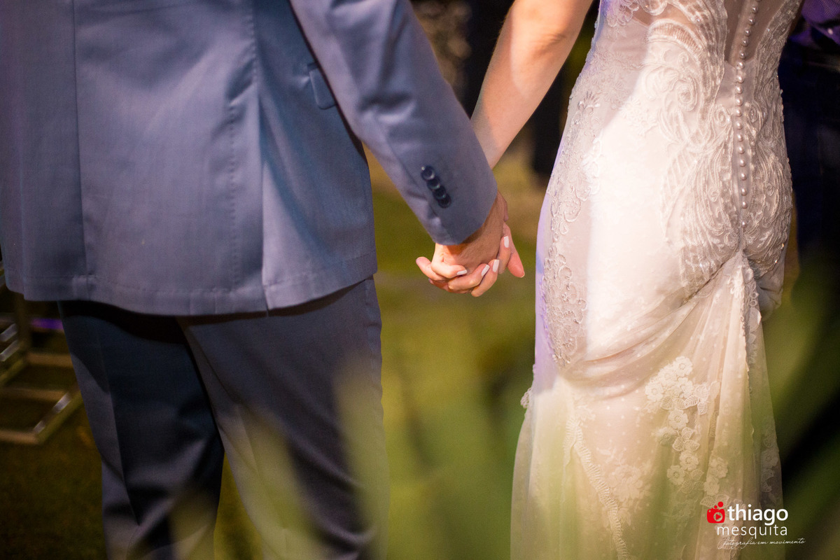 mãos dadas dos noivos