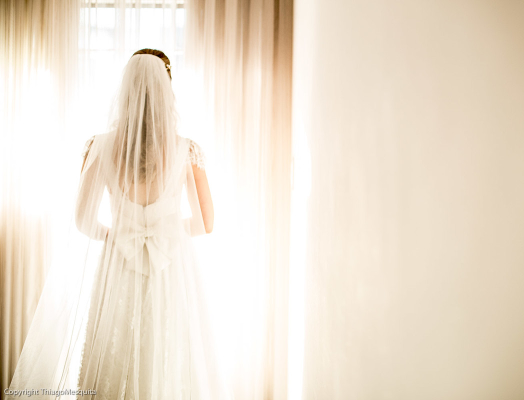 vestido de noiva com laço - fotografia de casamento por Adriana Mesquita e Thiago Mesquita