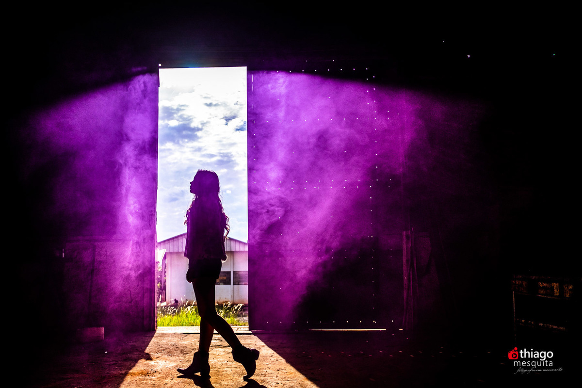 fumaça colorida no ensaio de book da Elisa