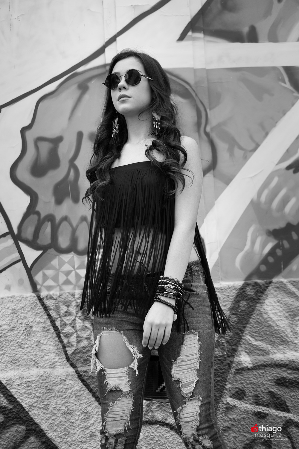 Book 15 anos da Elisa Bastos na frente do Alfaiateria