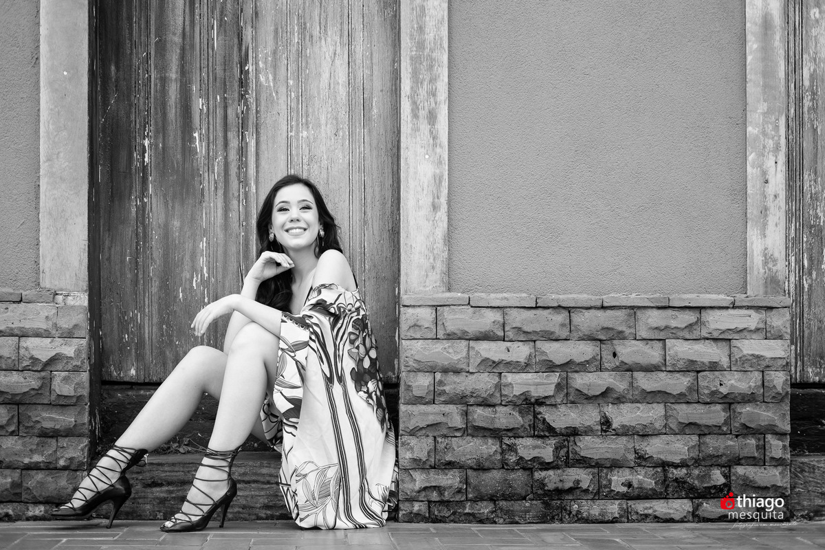 Book 15 anos da Elisa Bastos na frente do Alfaiateria