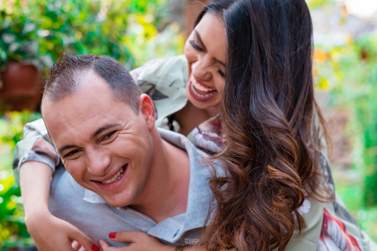 foto espontanea de casal em sessão de pre wedding, pre casamento
