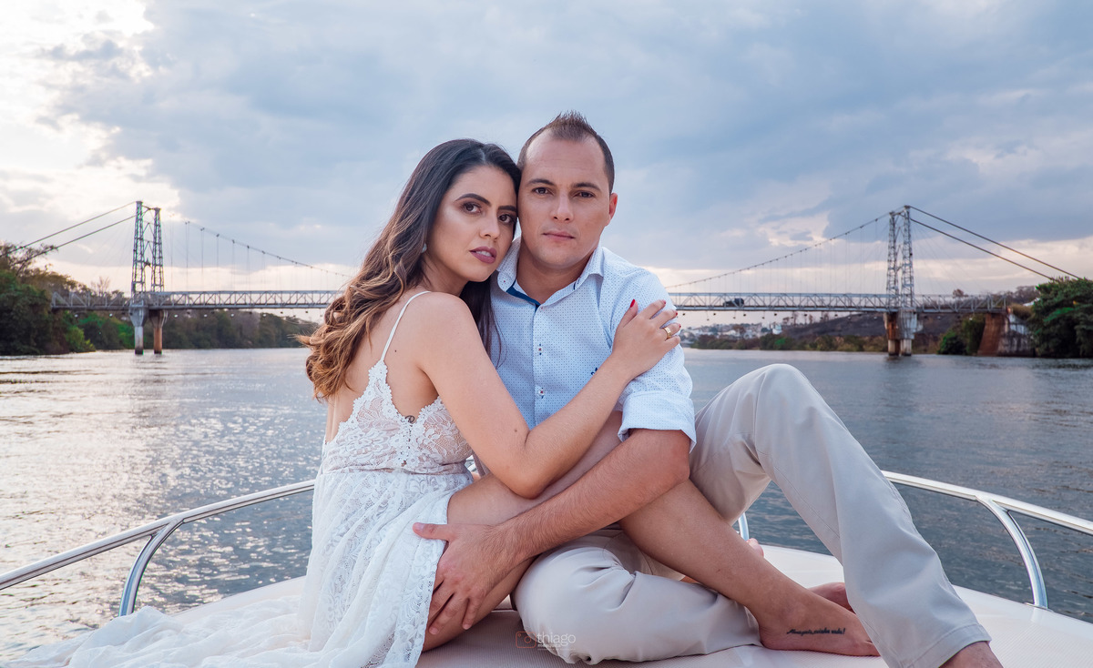 aluguel de lancha para ensaio fotografico e fotos de prewedding, pre casamento, em itumbiara, go, por thiago mesquita