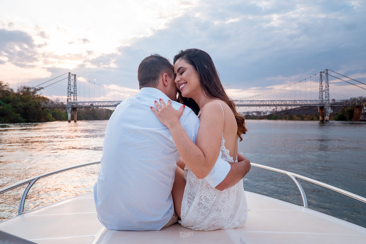 aluguel de lancha para ensaio fotografico e fotos de prewedding, pre casamento, em itumbiara, go
