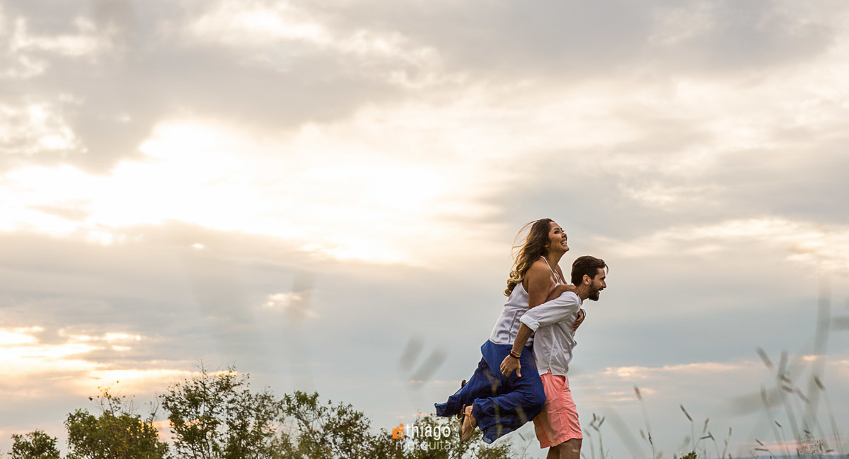 noiva na garupa no ensaio de prewedding em Araxá
