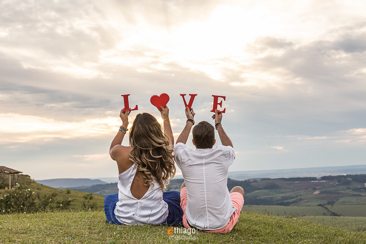 Palavra Love no ensaio de Pre-casamento