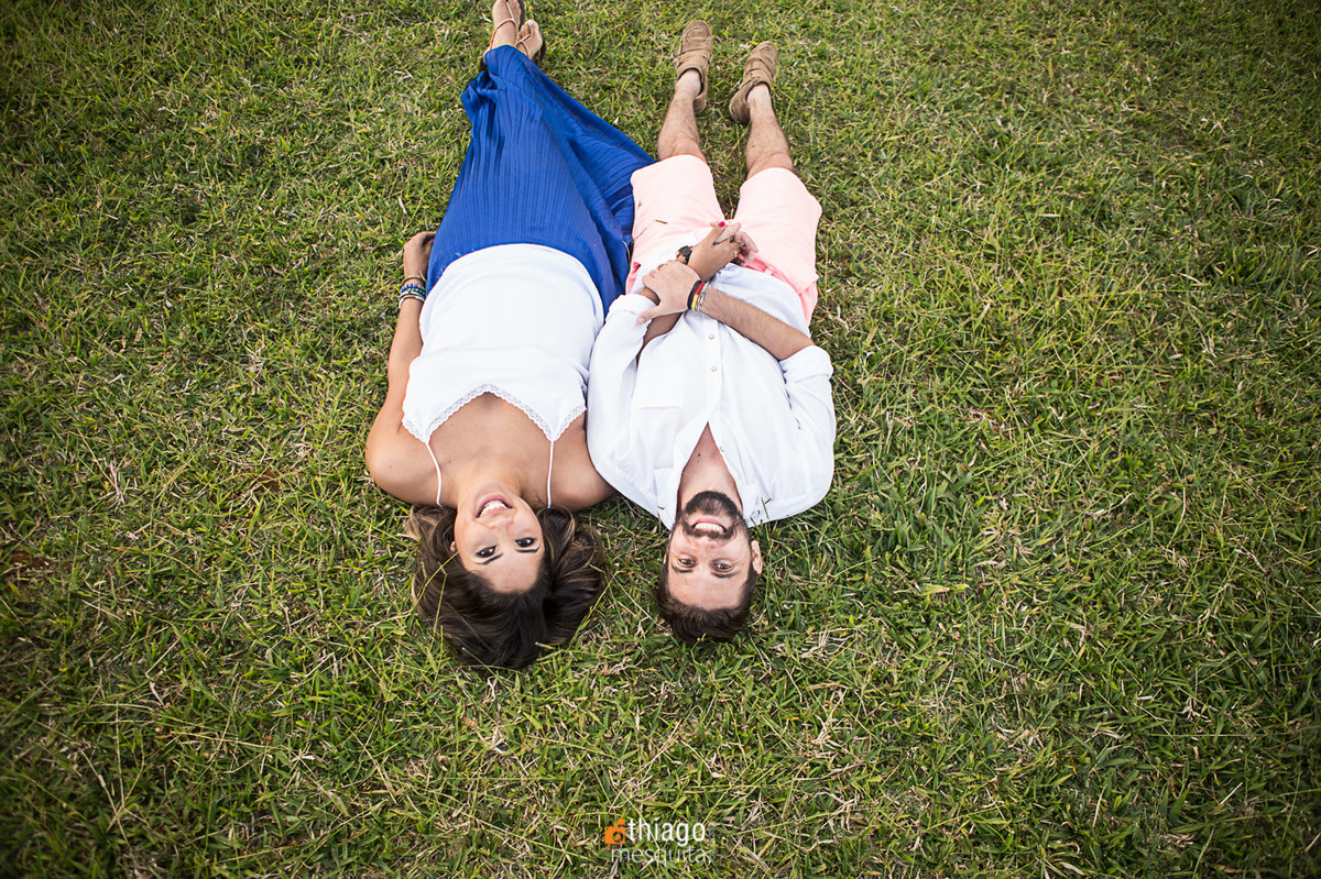 casal deitado na grama, fotografo Thiago Mesquita