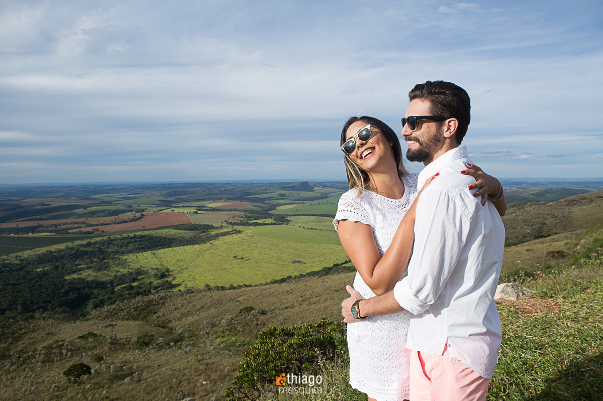 fundo de campos verdes no ensaio de prewedding