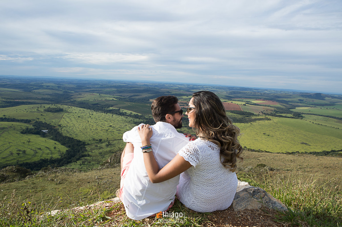 ensaio de pre-casamento olhando pro horizonte, pelo fotografo Thiago Mesquita