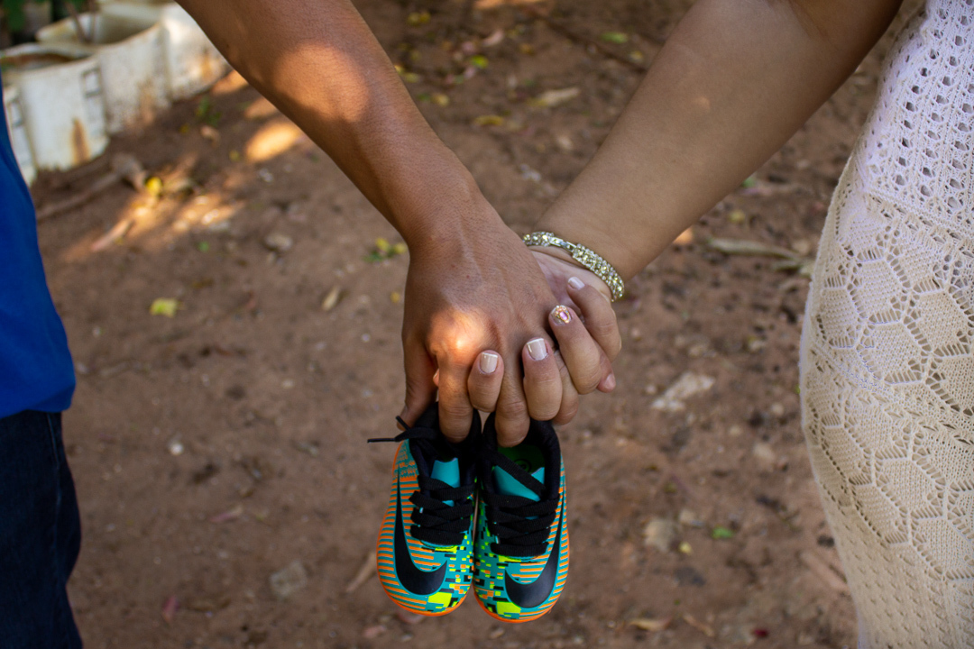 Ensaio gestante com acessório/sapatinho do bebê em Espirito Santo do Pinhal