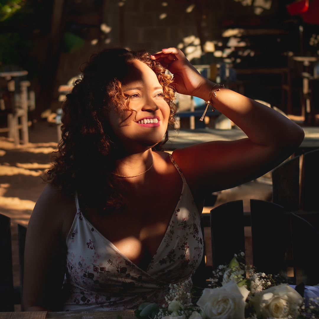 A linda Alexsandra em uma luz do sol dura e marcante 