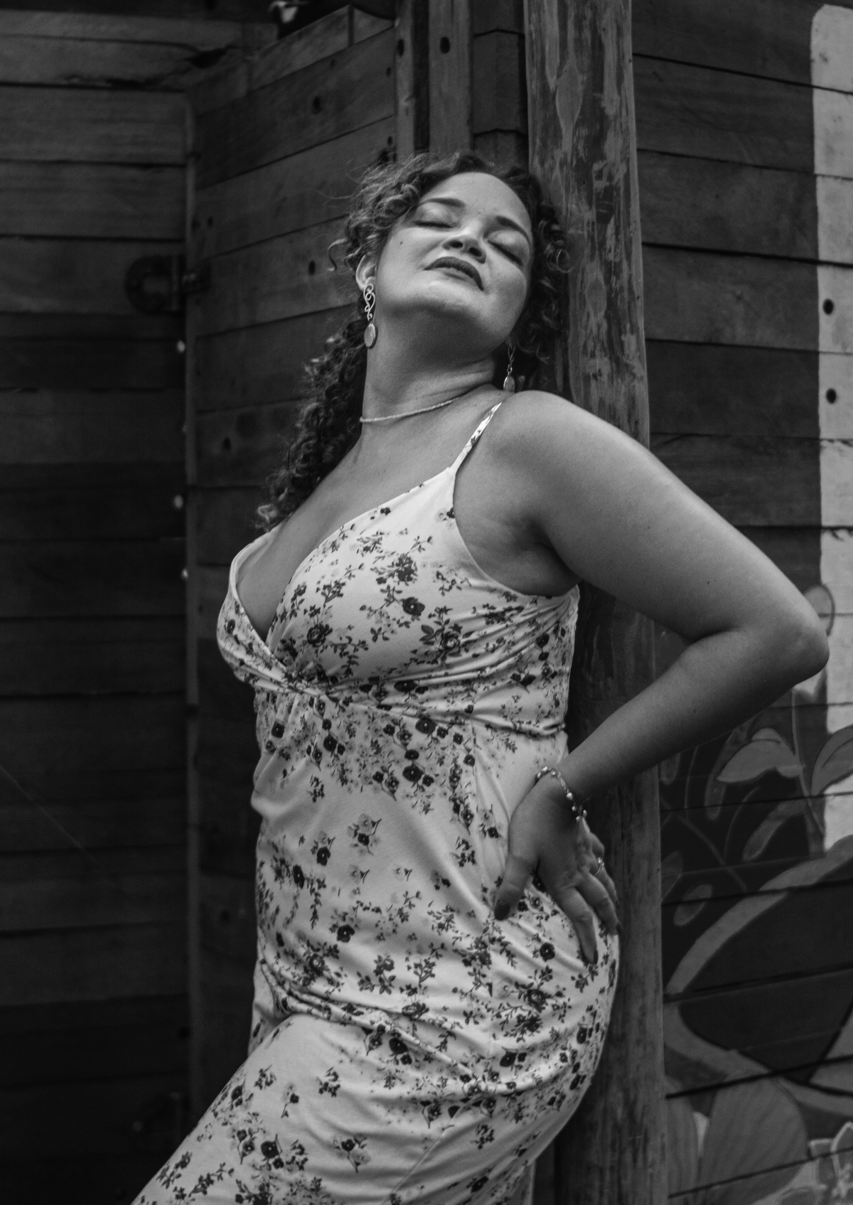 Alexsandra em uma foto preto e branco sensual 
