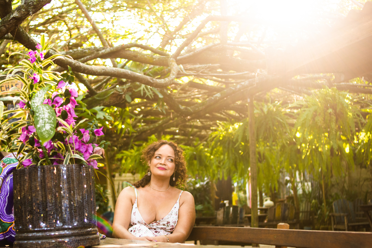 alxsandra sentada com uma luz do sol maravilhosa