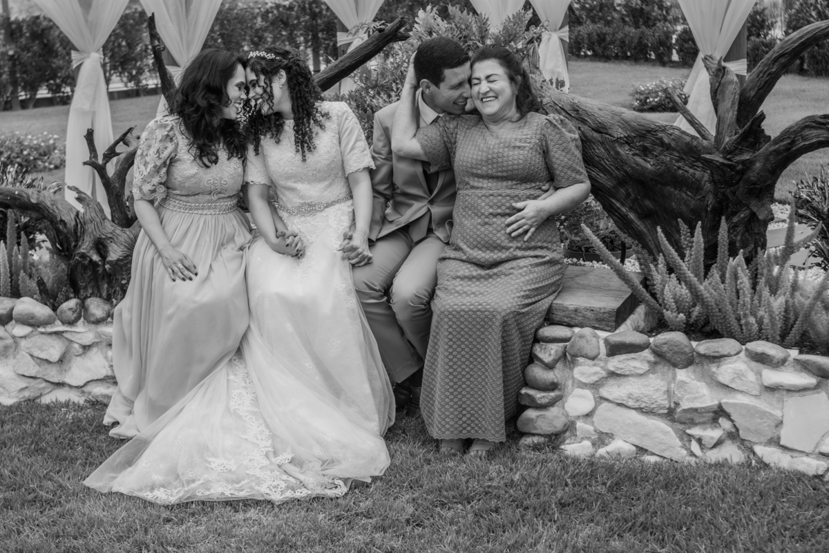 mães dos noivos em foto preto e branco sorrindo 