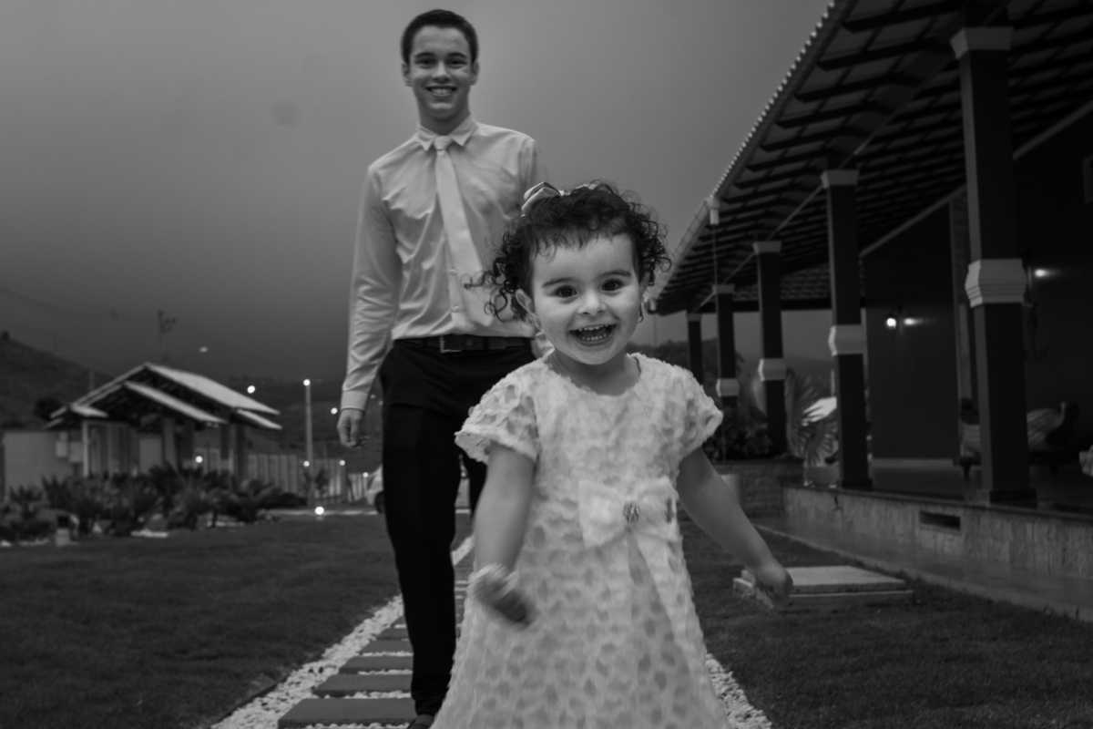 criança casamento correndo 
