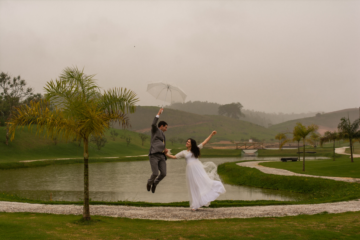 casal pulando com vestido voando