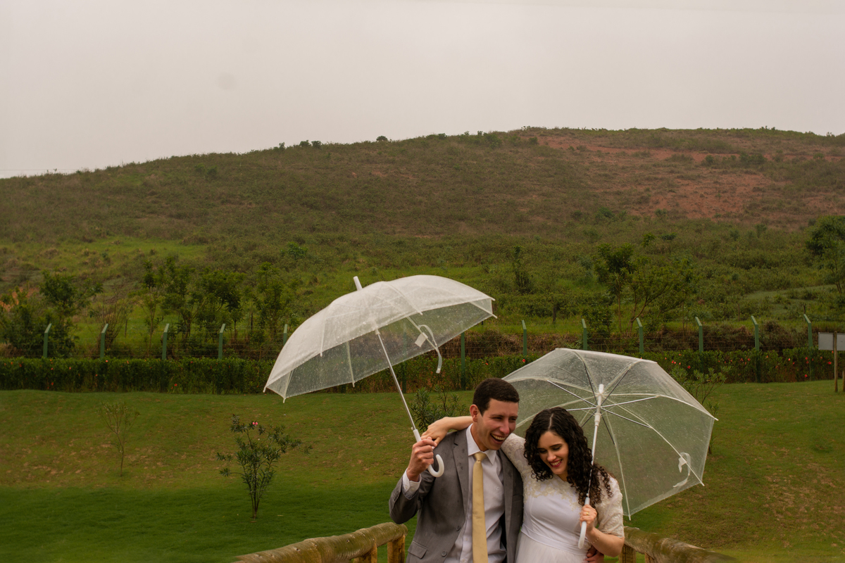 casal na chuva sorrindo 
