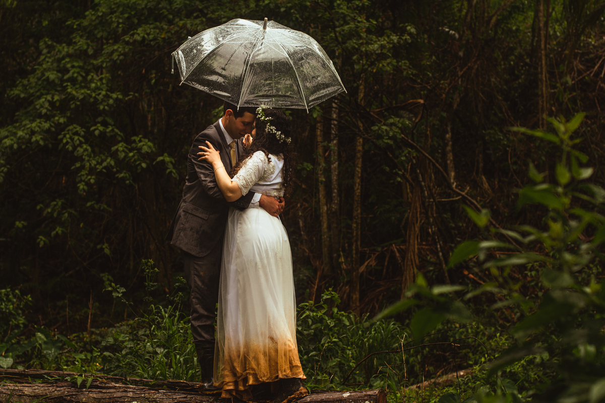 casal em mata fechada na chuva 