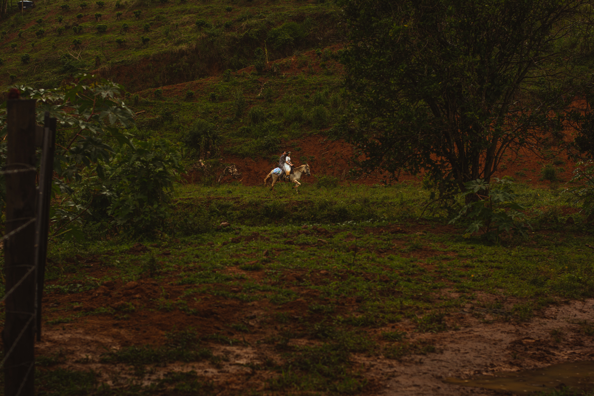 casal em um cavalo correndo no sítio 